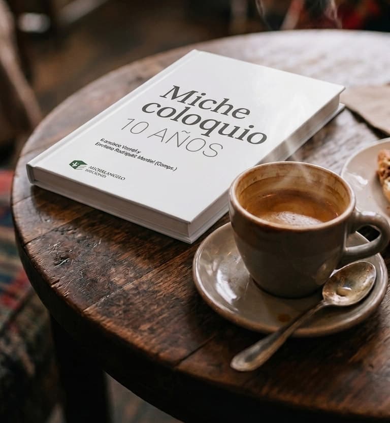 Libro Michecoloquio 10 años junto a una taza de café
