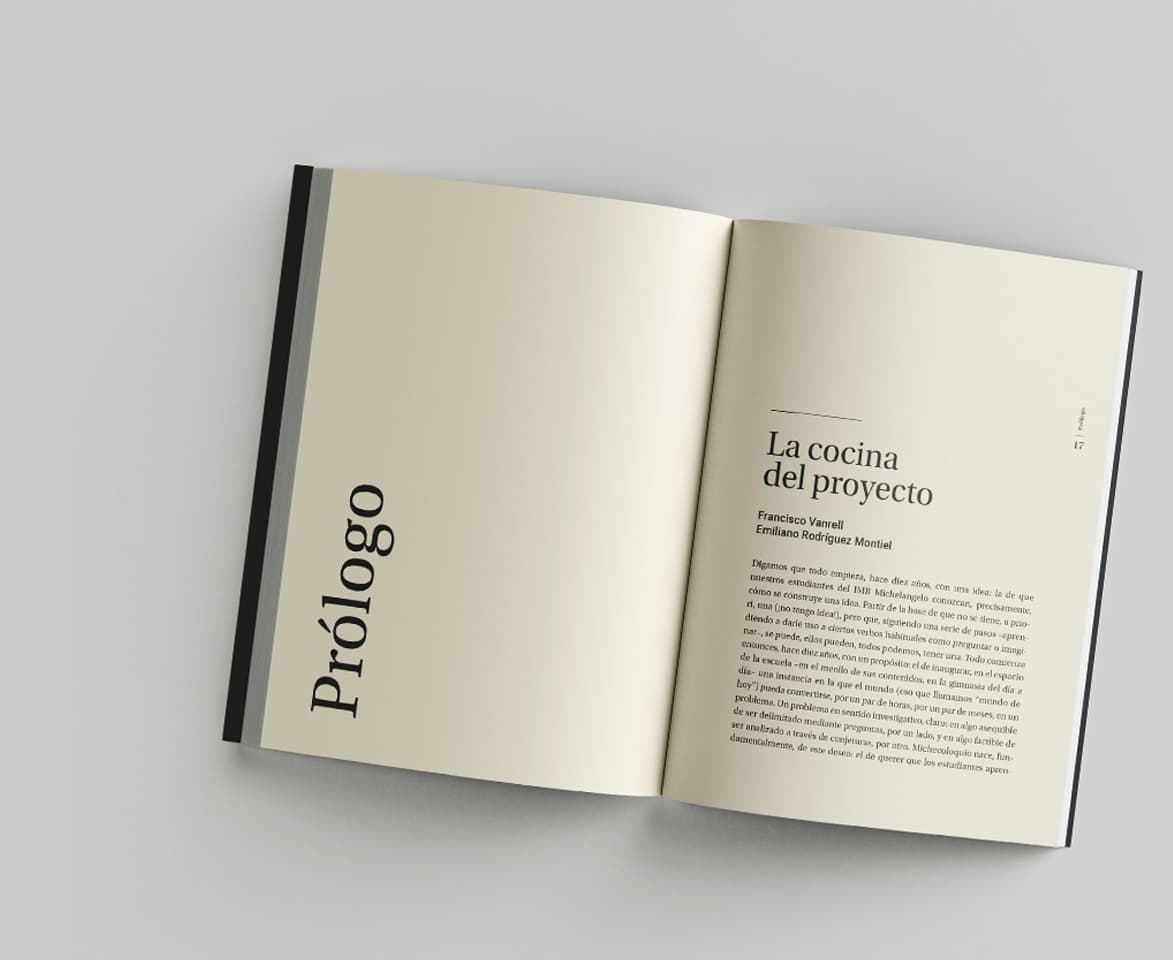 Primer plano de las páginas del libro en blanco y negro